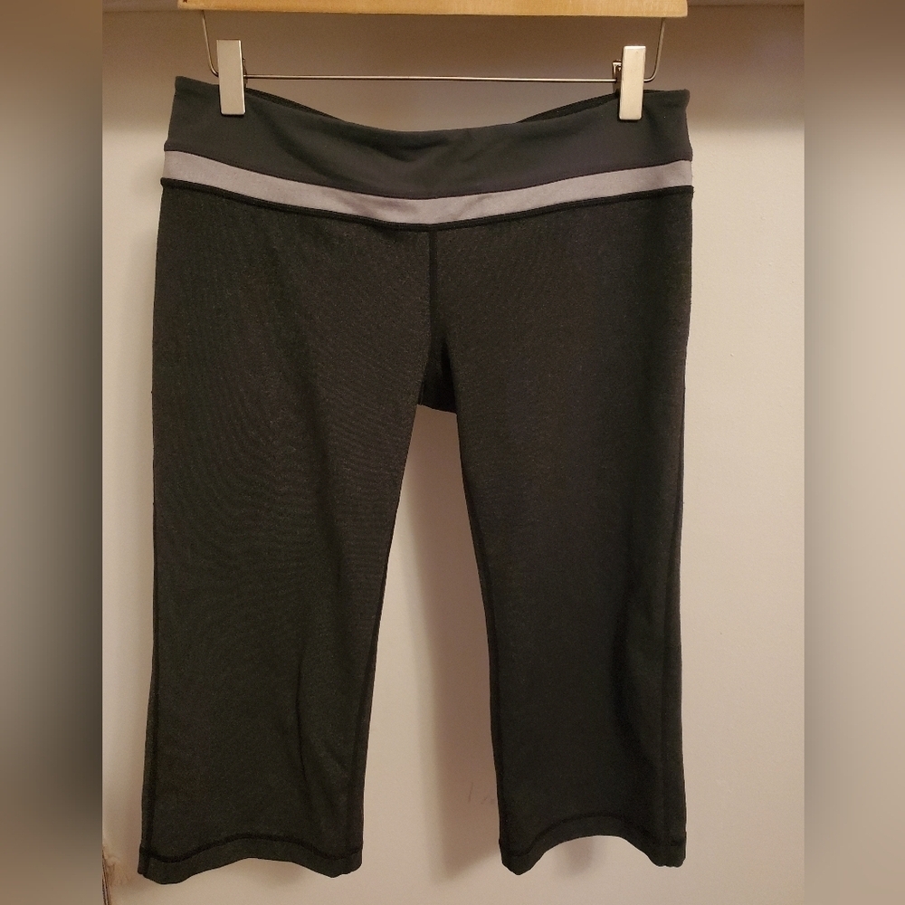 Lululemon Groove Crop leggings. Wide leg. Heathered dark grey / charcoal. 17"
